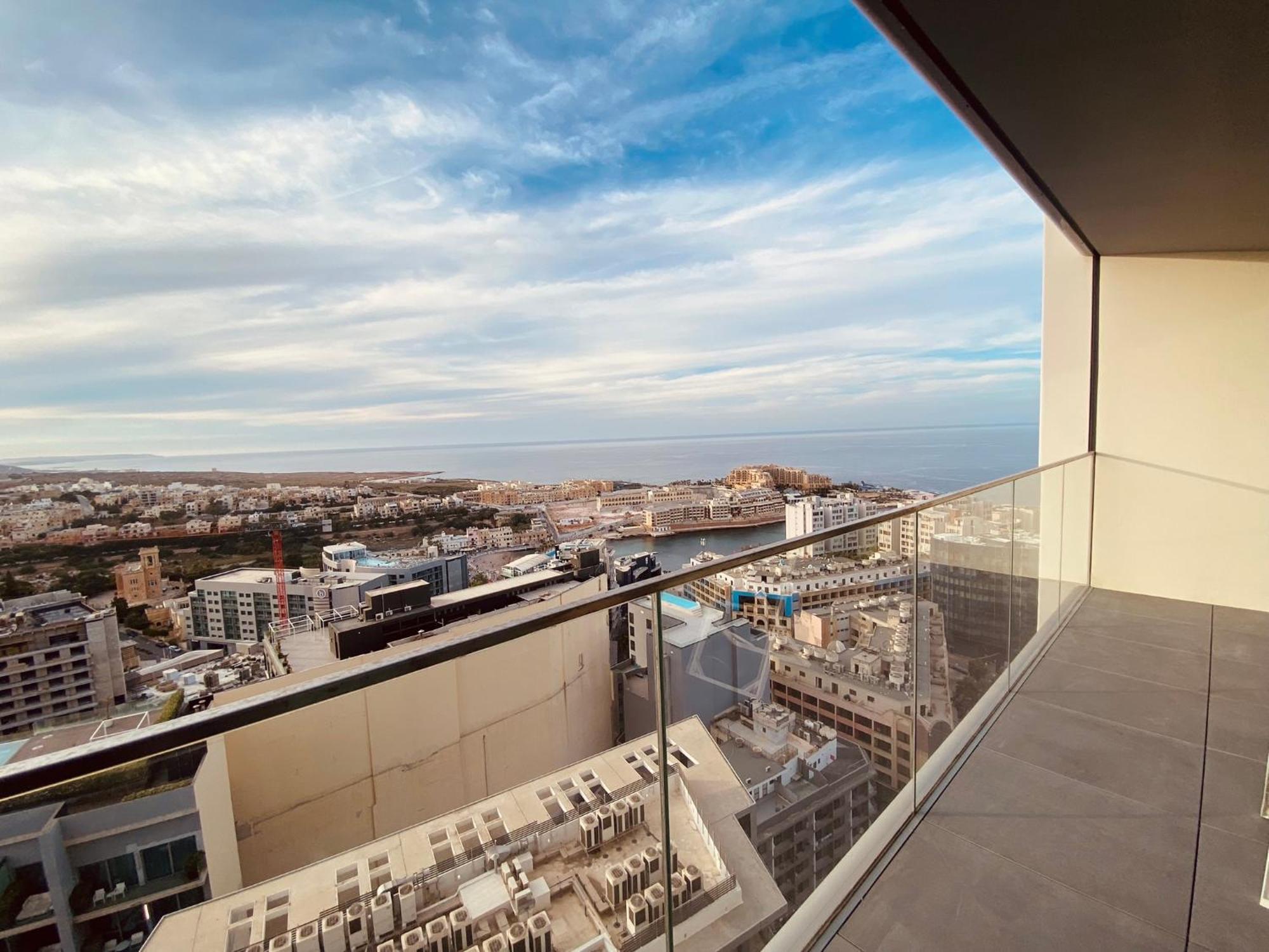 Sea View Mercury Tower, Rooftop Infinity Pool